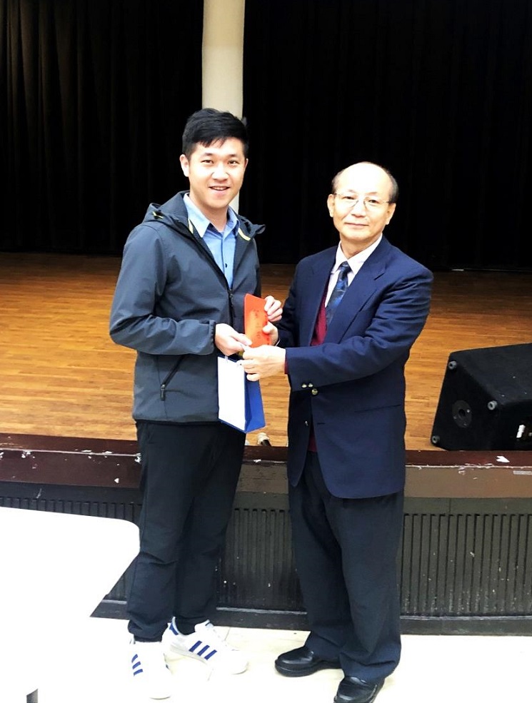 陳傑源秘書長(右1)頒獎給比賽優勝同學 